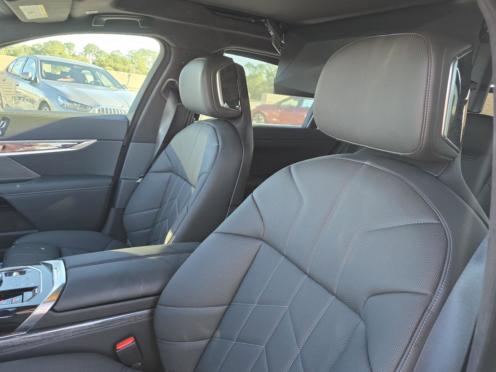 New 2025 BMW 750e xDrive w/ Premium Package image 13