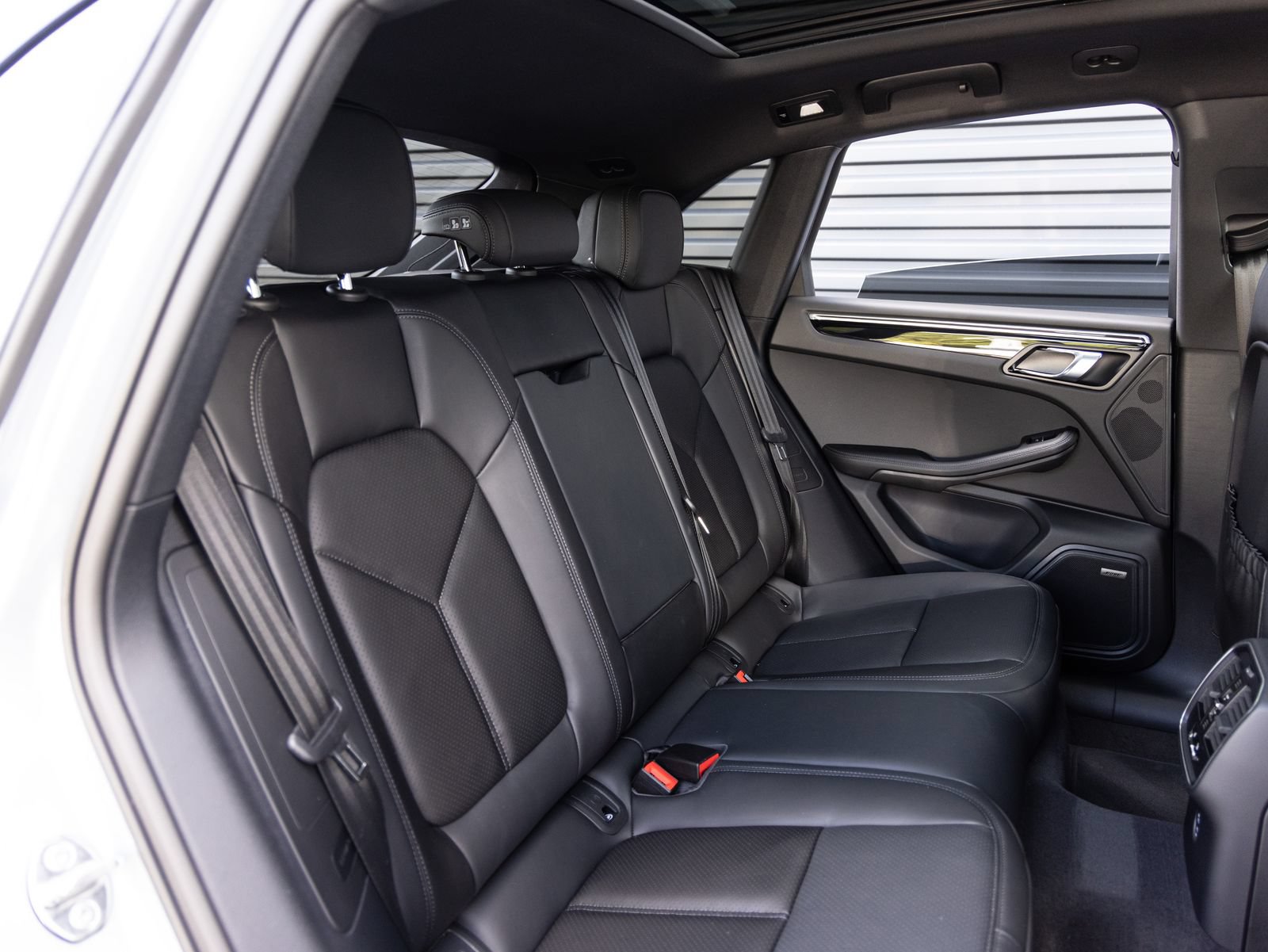 Certified 2026 Porsche Macan AWD/4WD image 30
