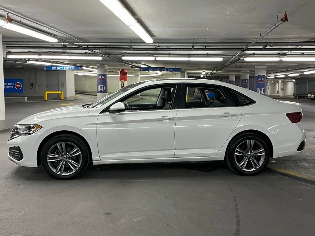 Used 2023 Volkswagen Jetta SE w/ Panoramic Sunroof Package image 31