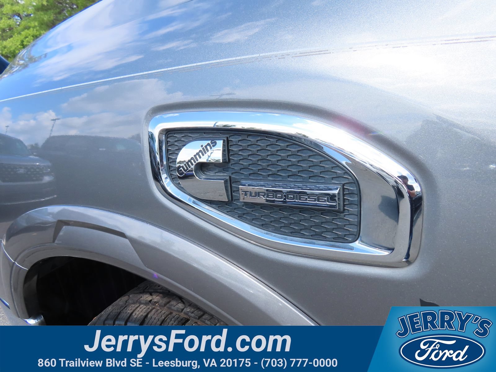 Used 2017 Nissan Titan SL w/ Chrome Package AWD/4WD image 10