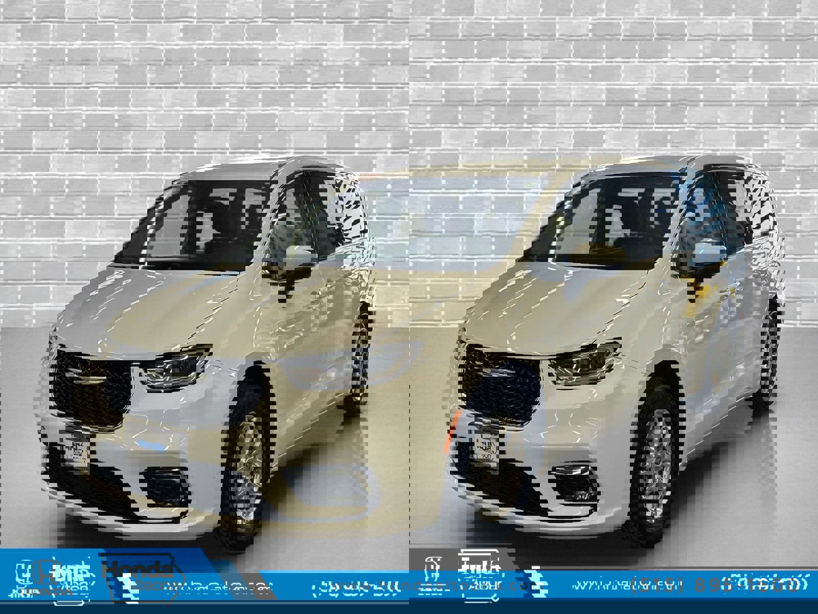 Used 2023 Chrysler Pacifica Touring-L image 1