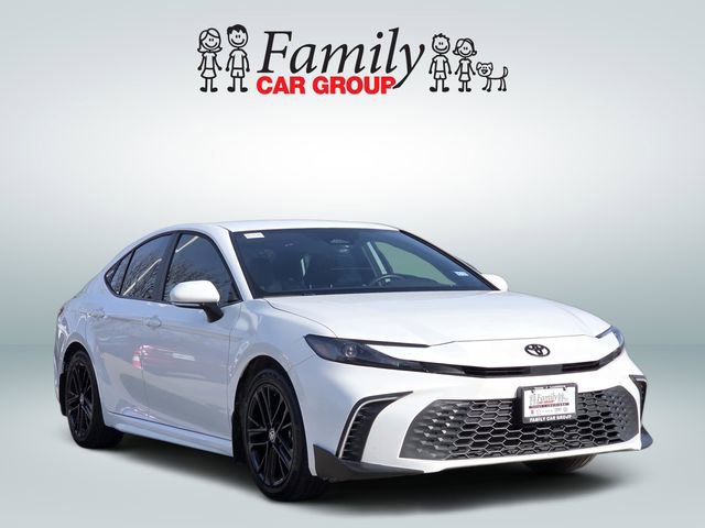 Used 2025 Toyota Camry SE image 2