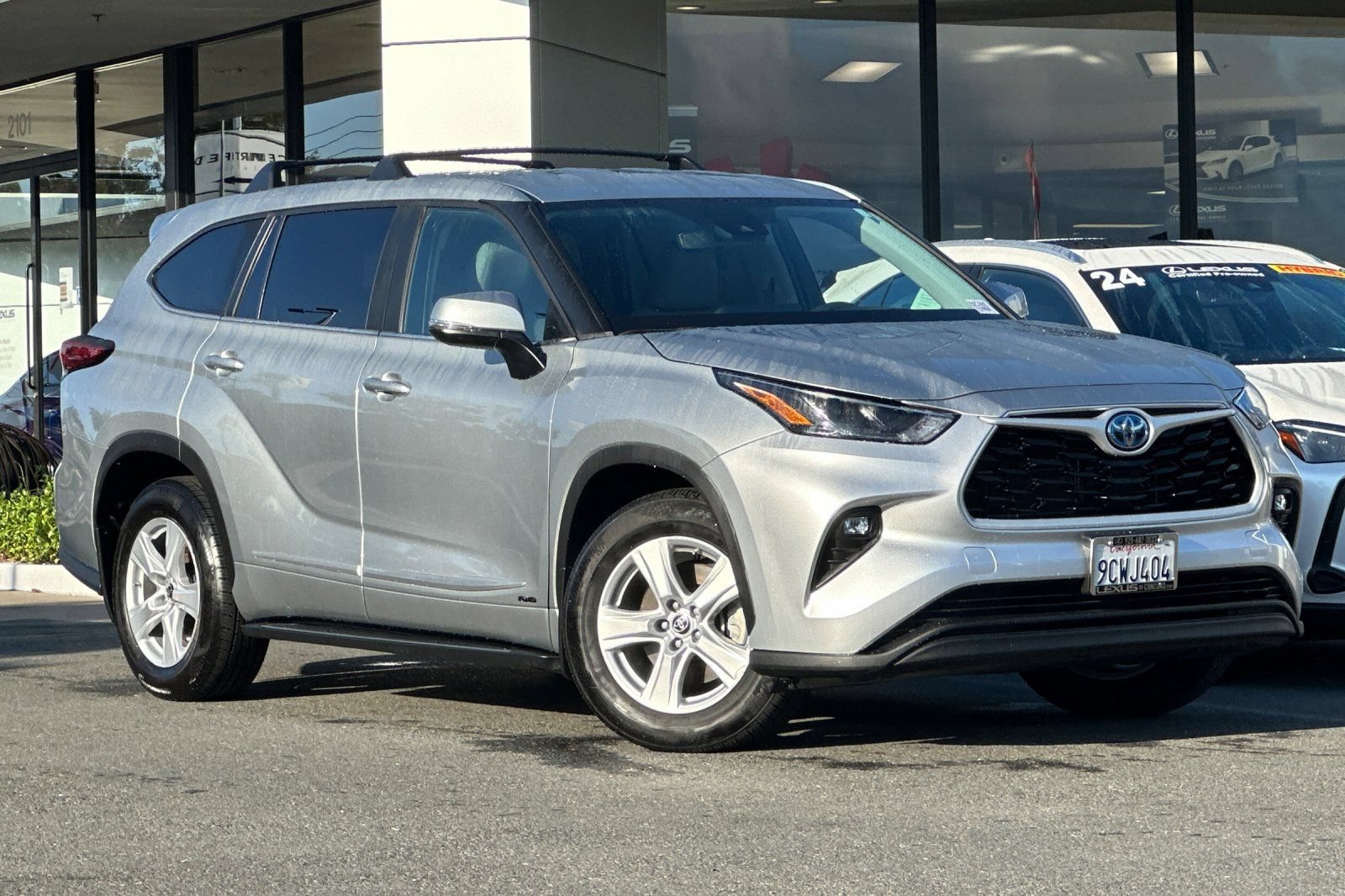 Used 2023 Toyota Highlander LE AWD/4WD image 2