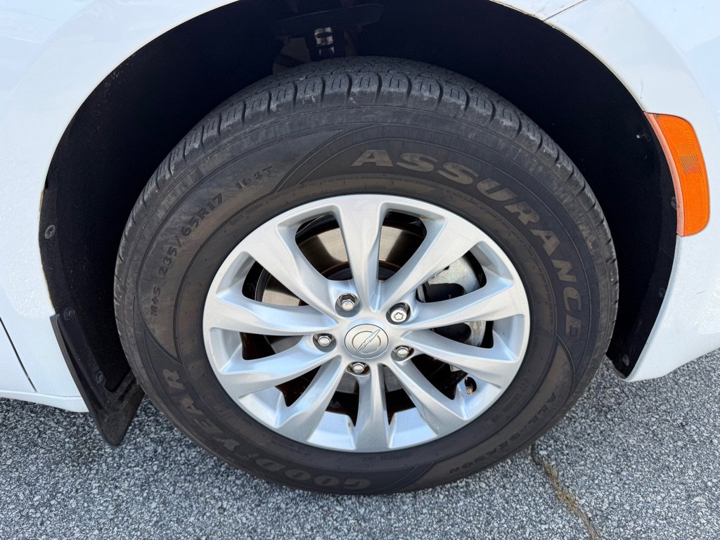 Used 2018 Chrysler Pacifica Touring Plus image 18