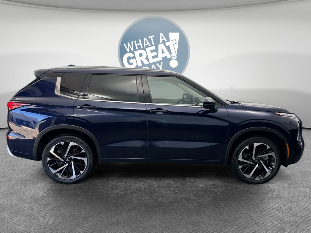 Used 2023 Mitsubishi Outlander SEL AWD/4WD image 2
