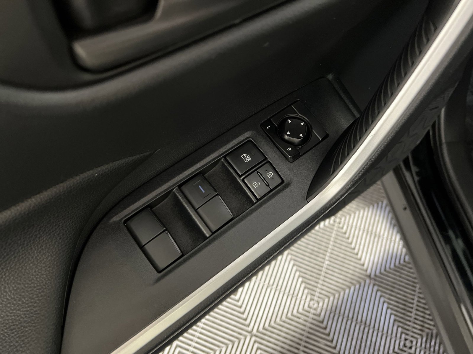 Used 2023 Toyota RAV4 LE image 15