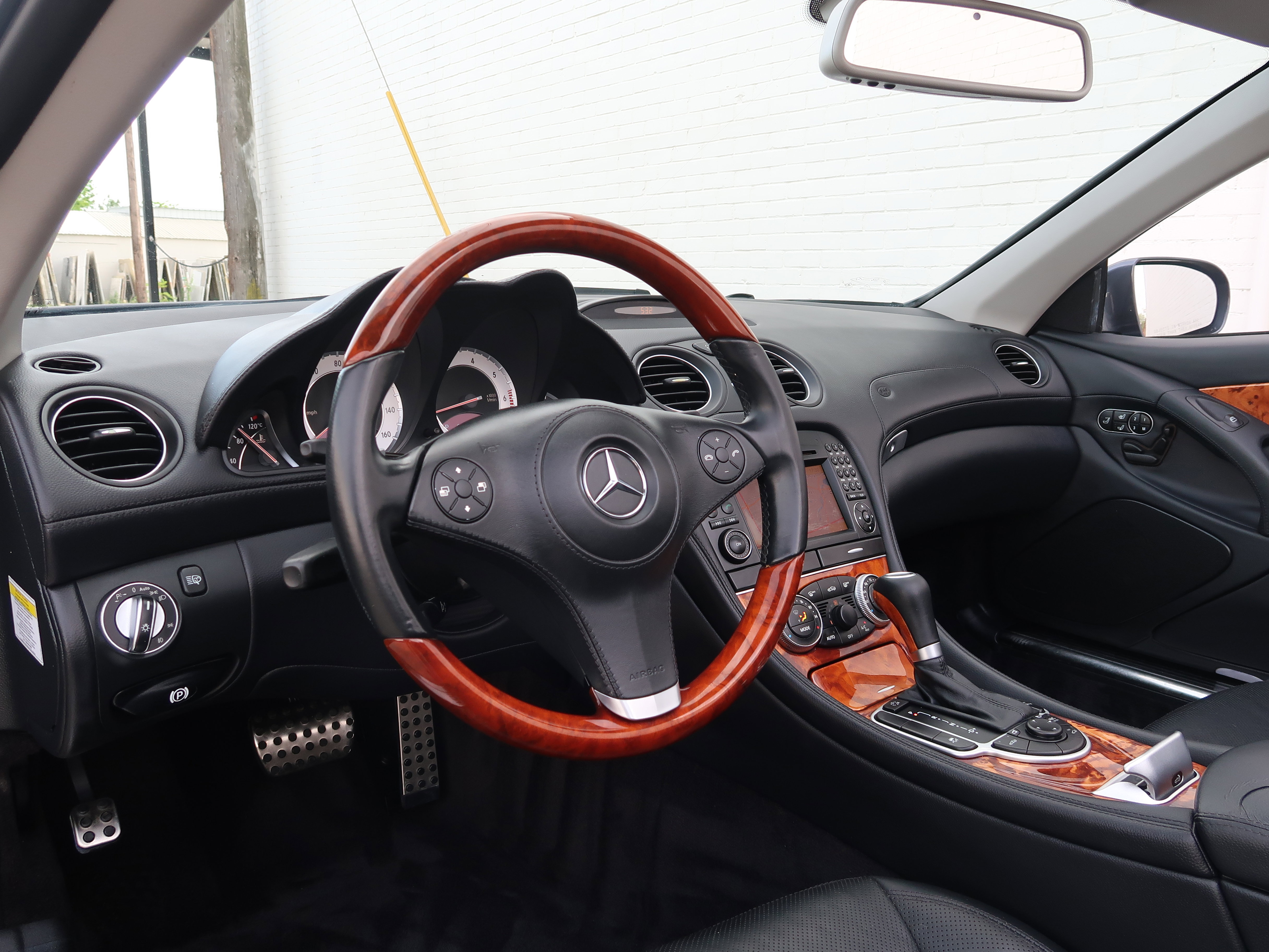 Used 2011 Mercedes-Benz SL 550 image 31