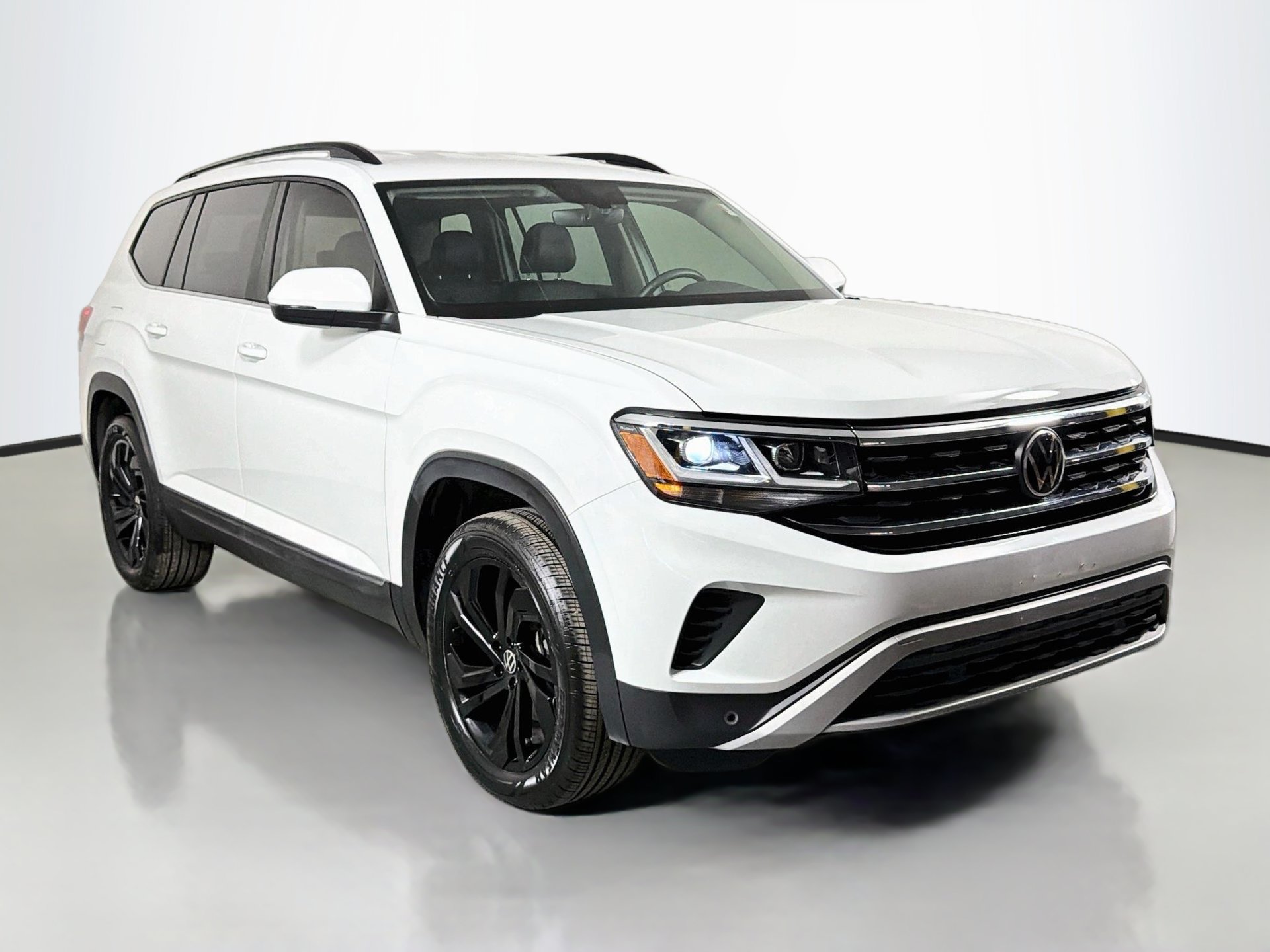 Certified 2023 Volkswagen Atlas SE w/ Black Wheel Package FWD image 3