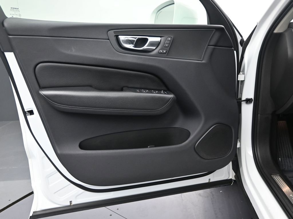 Used 2018 Volvo XC60 T5 Momentum w/ Vision Package image 3