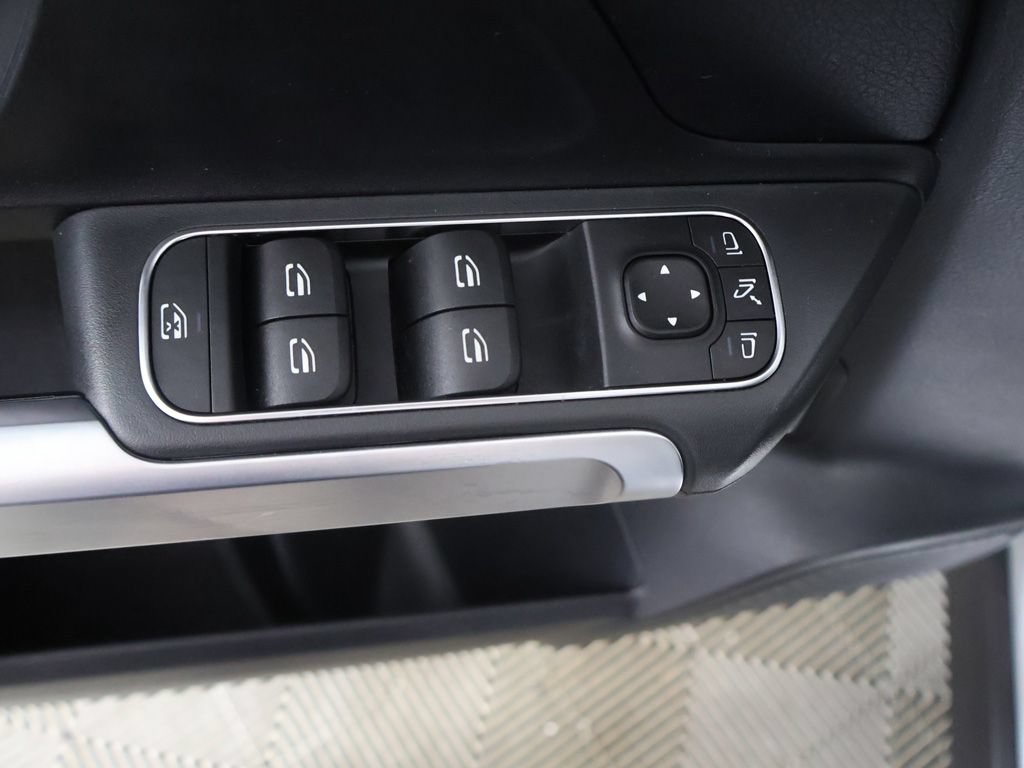 Used 2023 Mercedes-Benz GLB 250 4MATIC w/ Premium Package image 34
