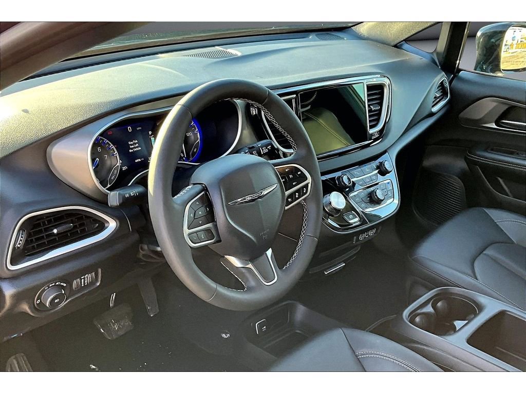 Used 2025 Chrysler Pacifica Select image 15