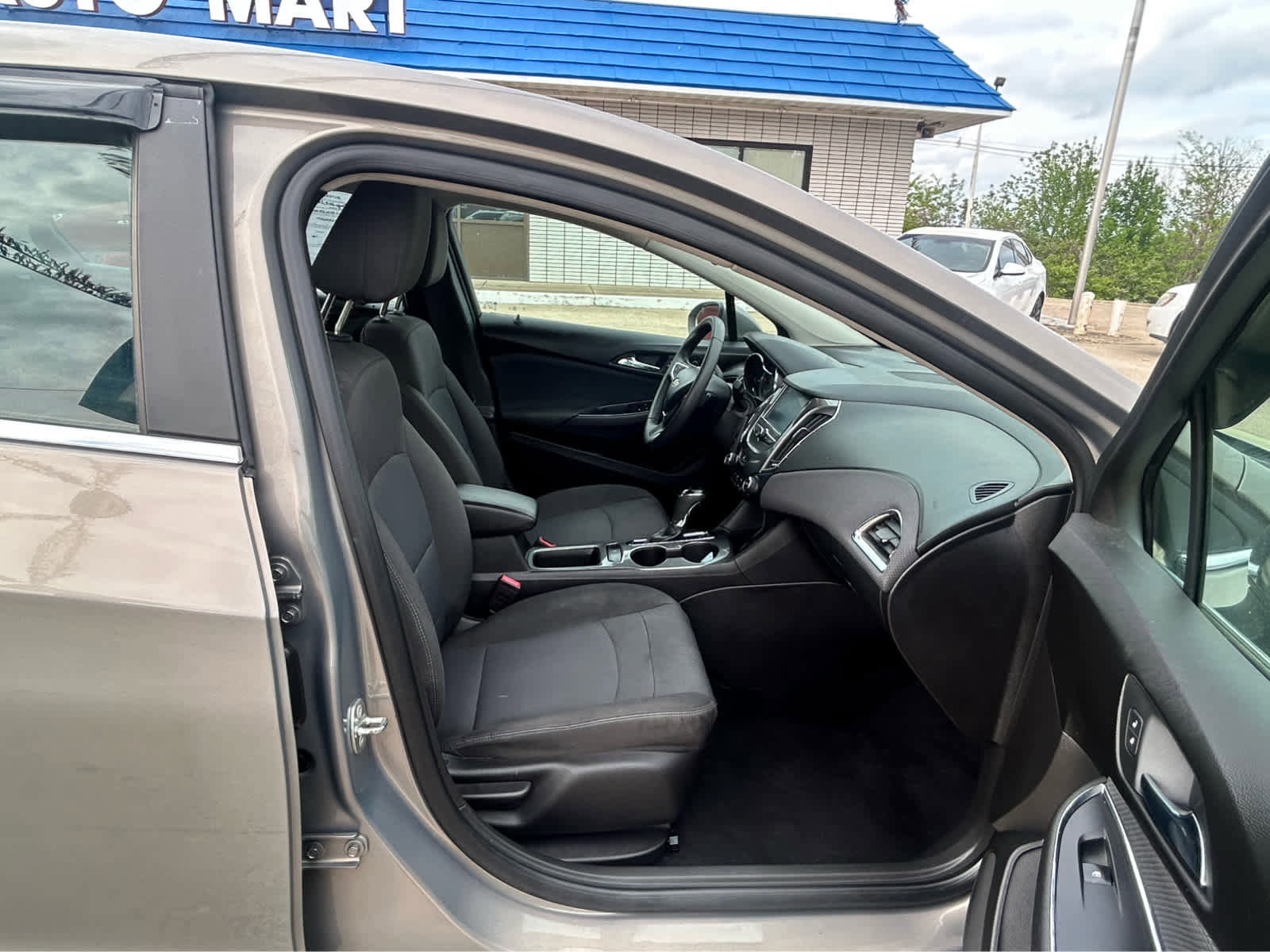 Used 2018 Chevrolet Cruze LT w/ Convenience Package FWD image 11