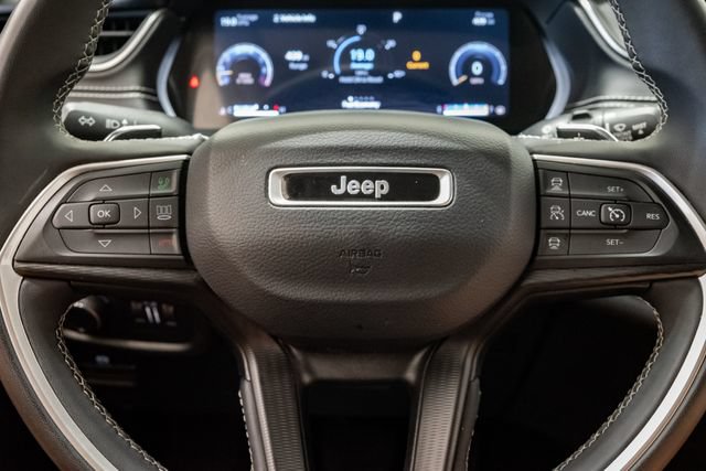 Used 2024 Jeep Grand Cherokee Laredo AWD/4WD image 12