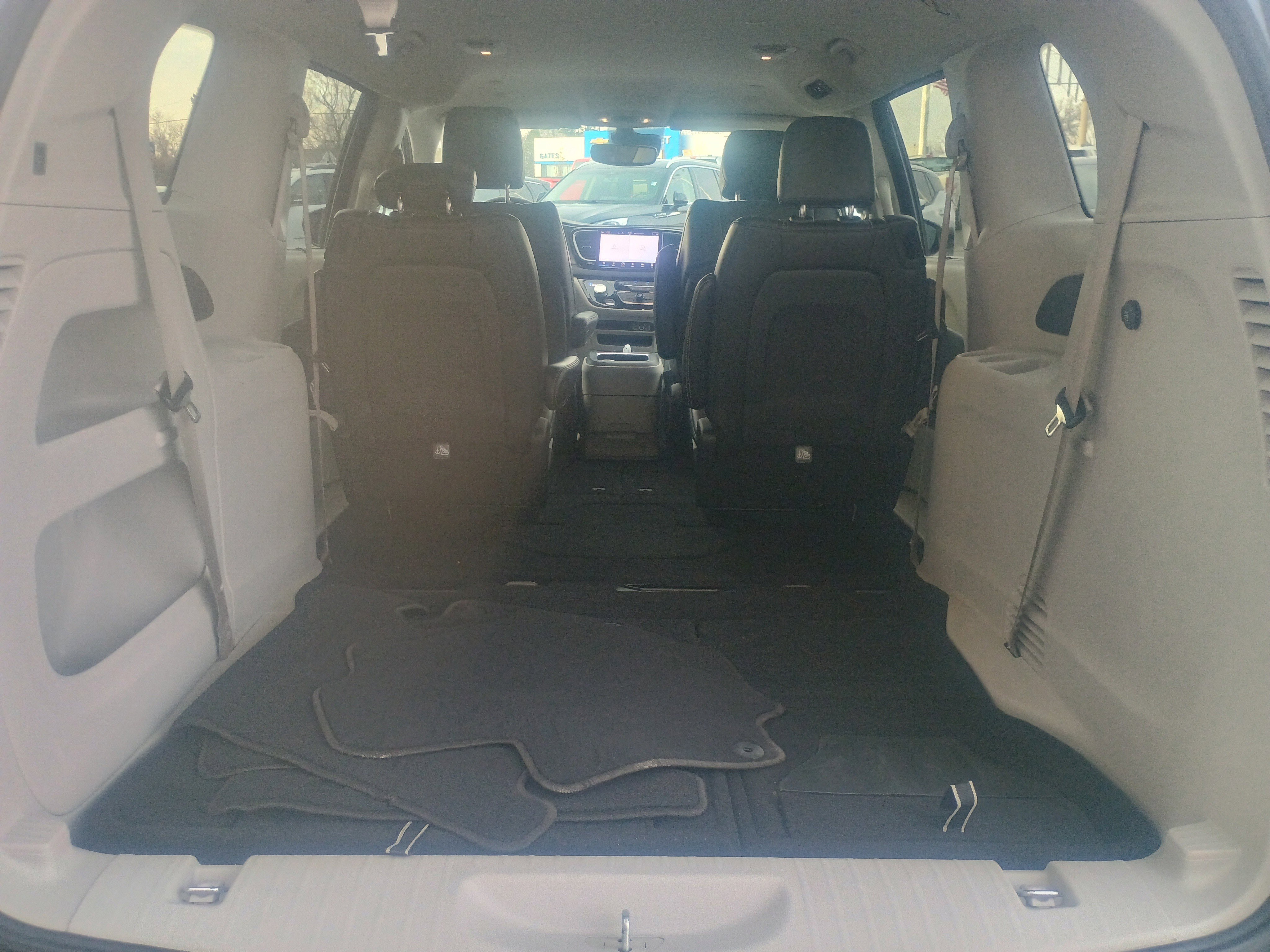 Used 2024 Chrysler Pacifica Touring-L image 10