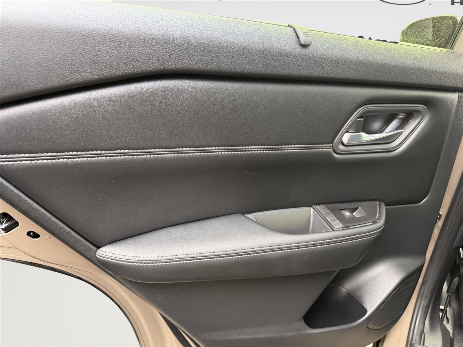 Used 2024 Nissan Rogue SV w/ SV Premium Package image 21