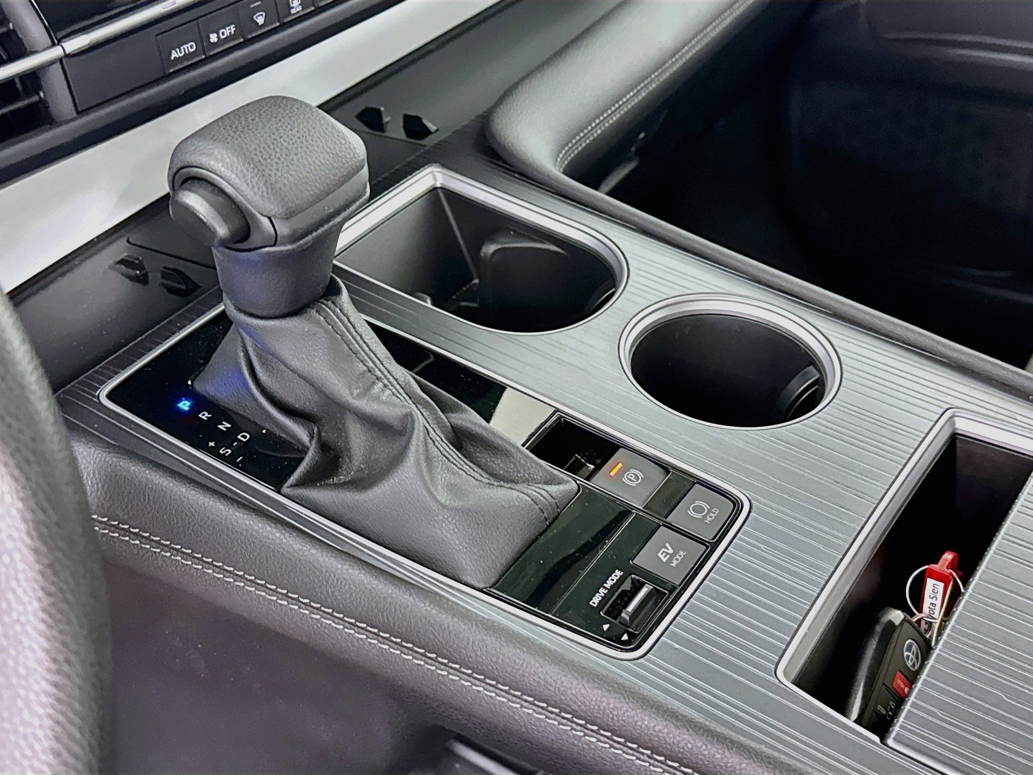 Certified 2025 Toyota Sienna LE FWD image 16