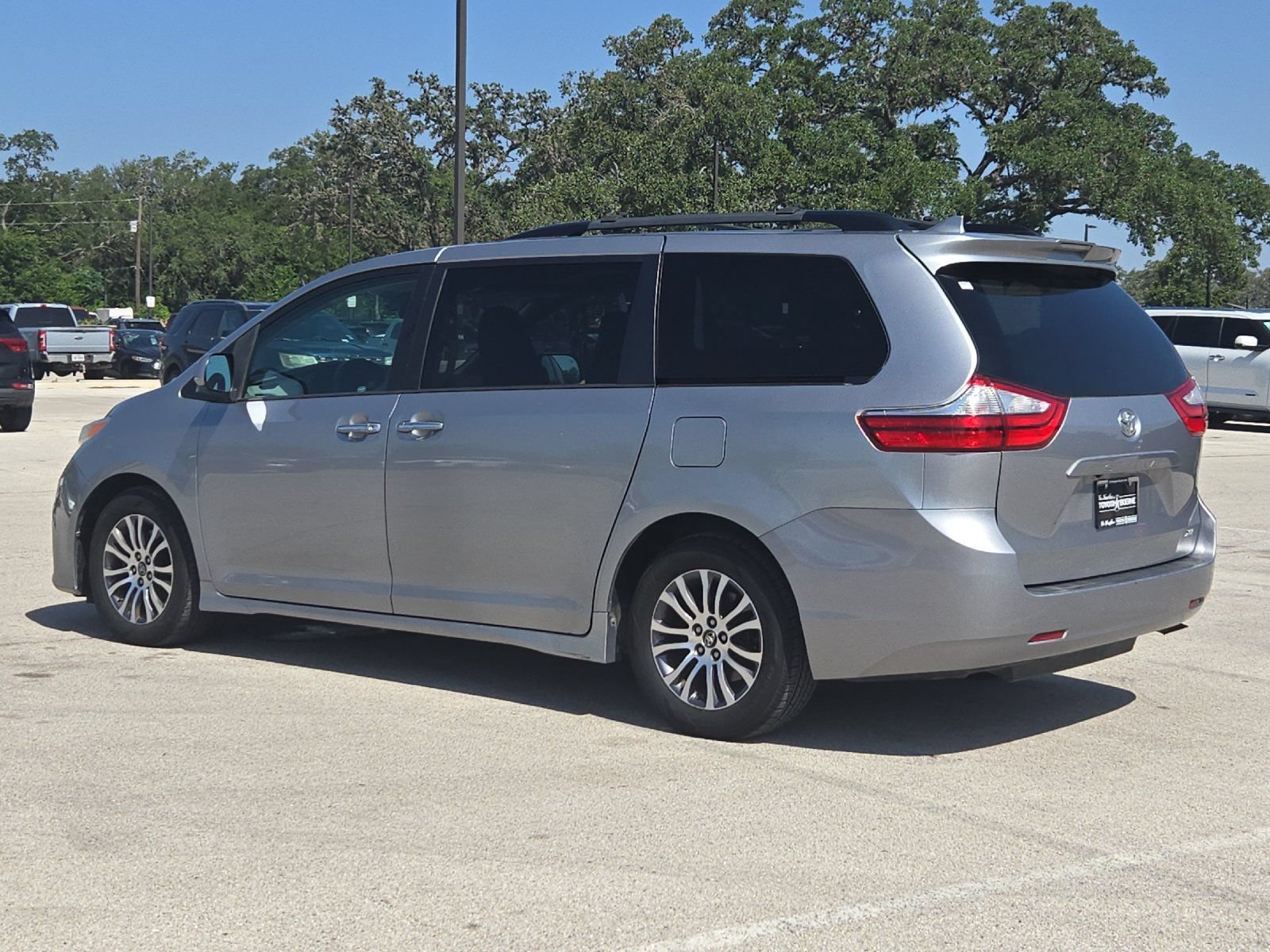 Used 2018 Toyota Sienna XLE FWD image 3