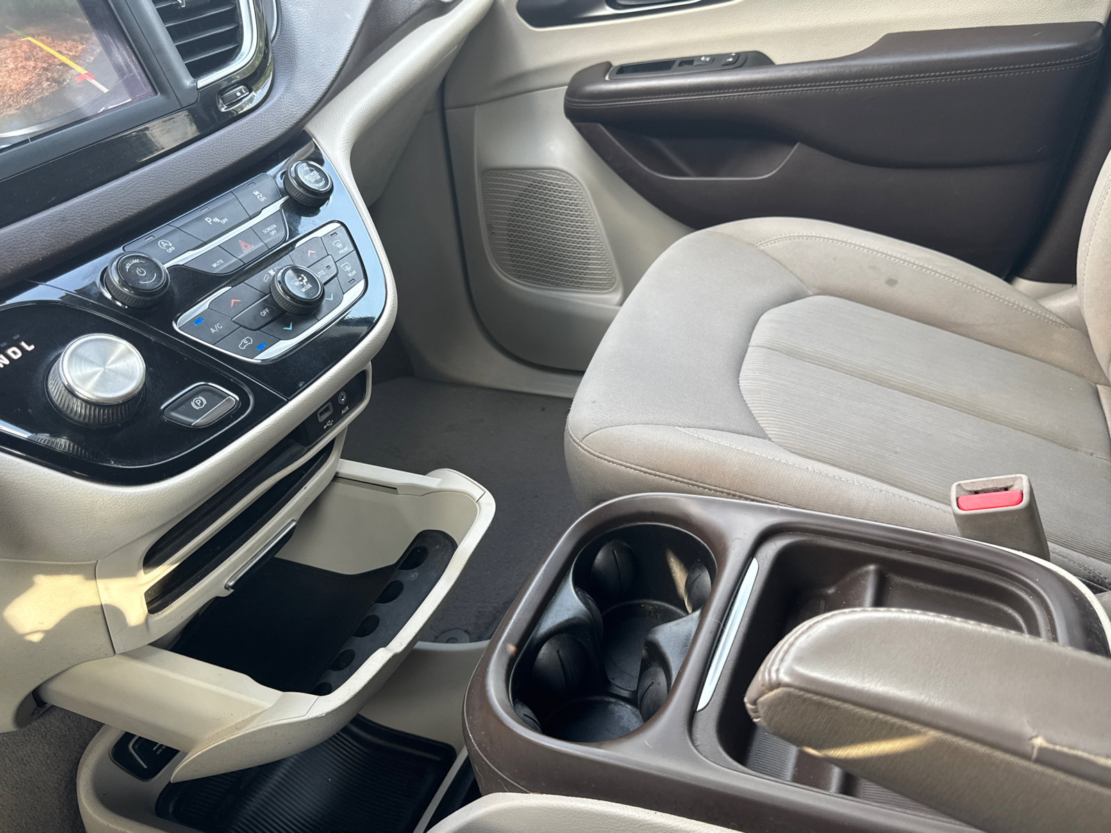 Used 2019 Chrysler Pacifica Touring Plus w/ Tire & Wheel Group FWD image 31