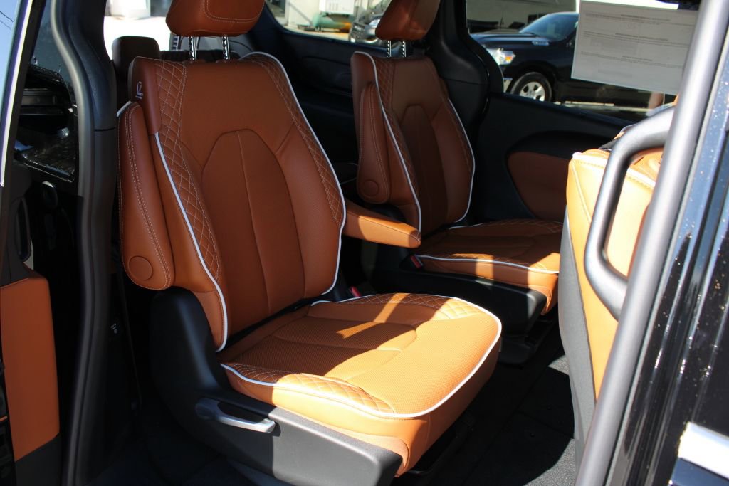 New 2026 Chrysler Pacifica Pinnacle image 13