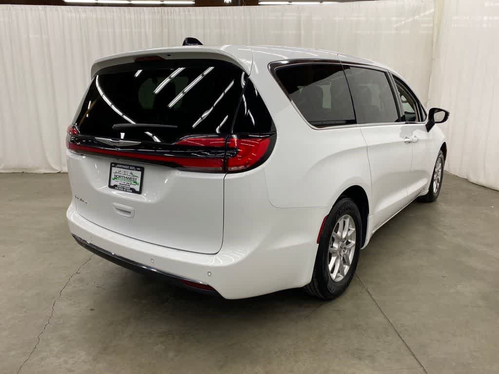 Used 2024 Chrysler Pacifica Touring-L FWD image 6