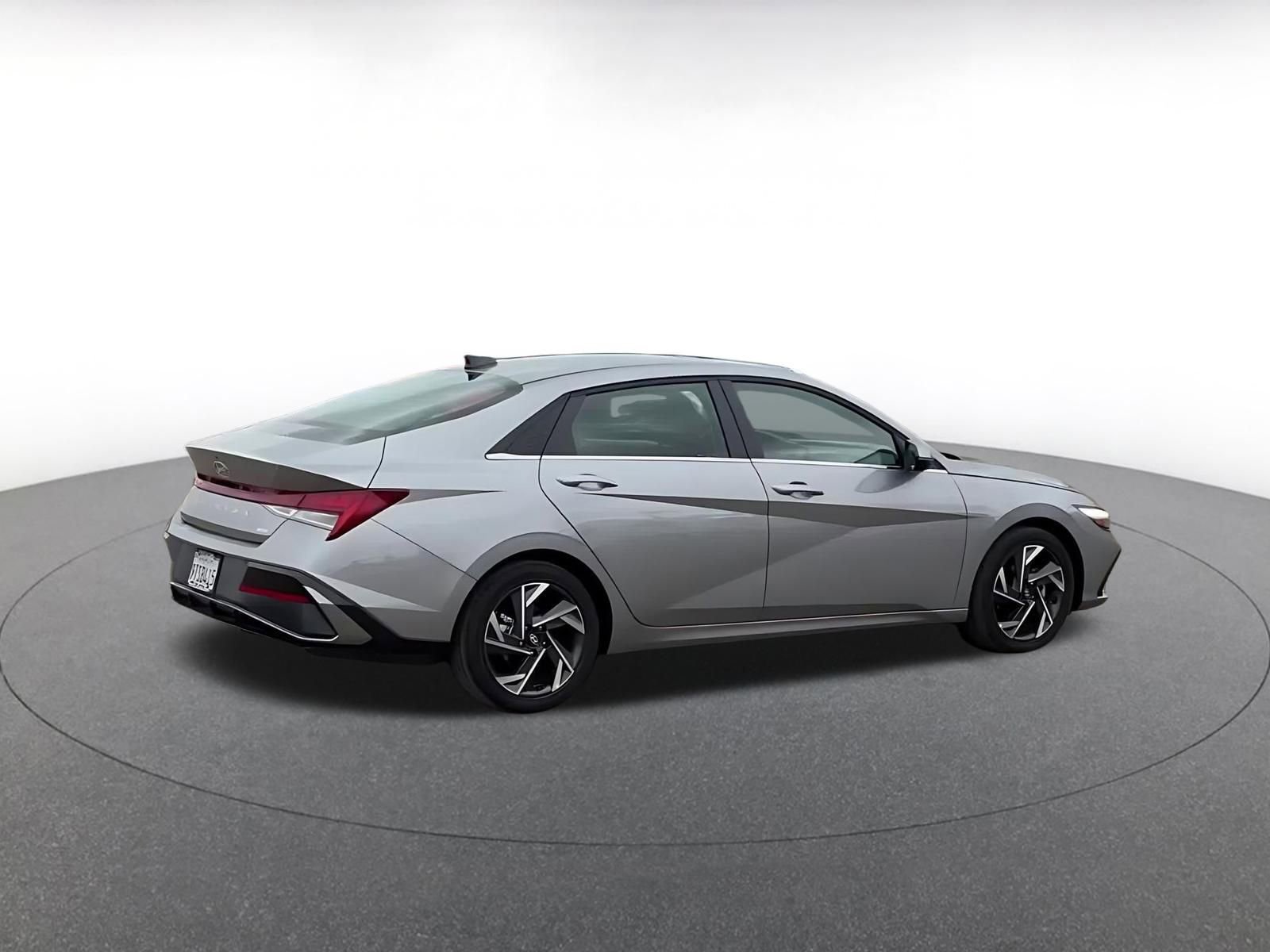 Used 2025 Hyundai Elantra Limited image 15