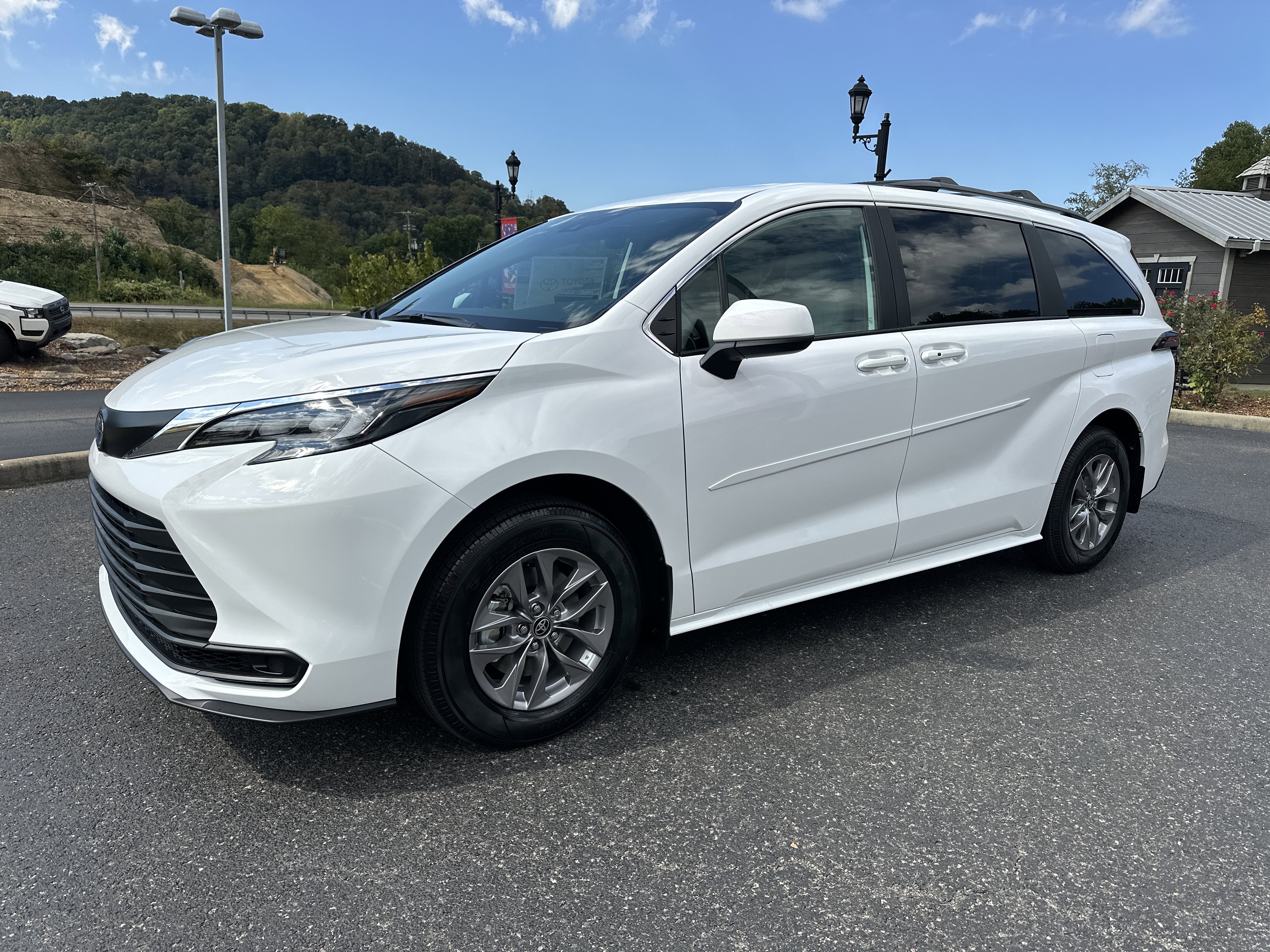 New 2025 Toyota Sienna LE image 3