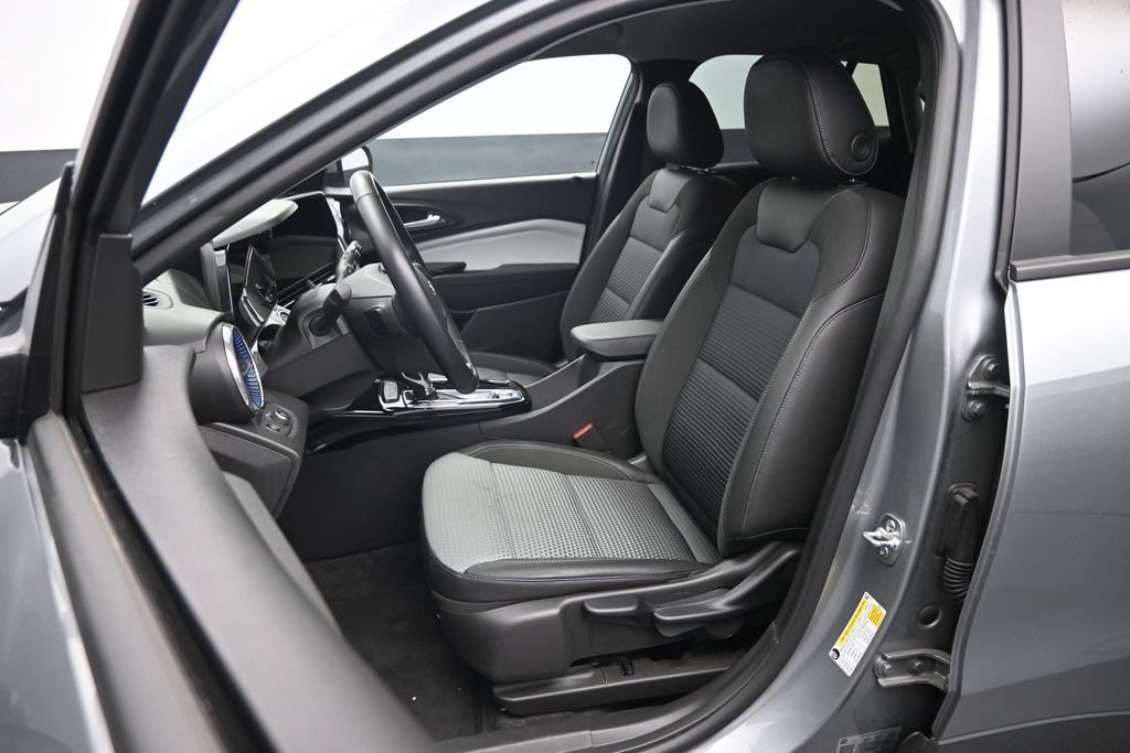 Used 2025 Chevrolet Trax LT w/ LT Convenience Package FWD image 19