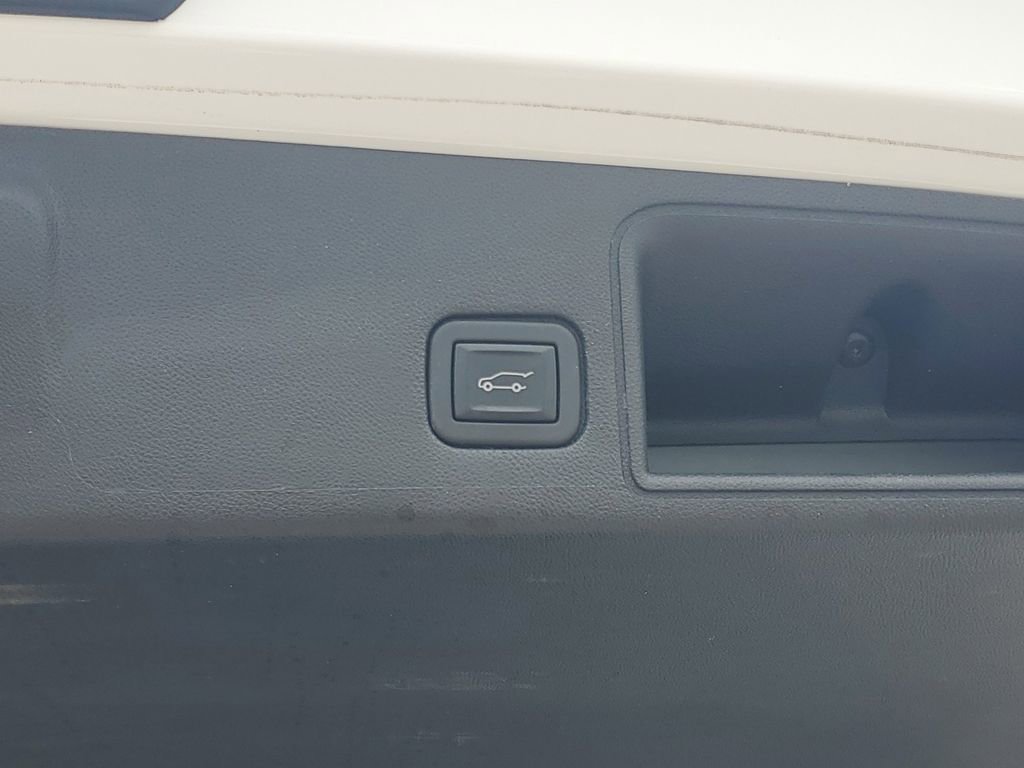 Used 2023 GMC Terrain SLT w/ Infotainment Package II FWD image 10
