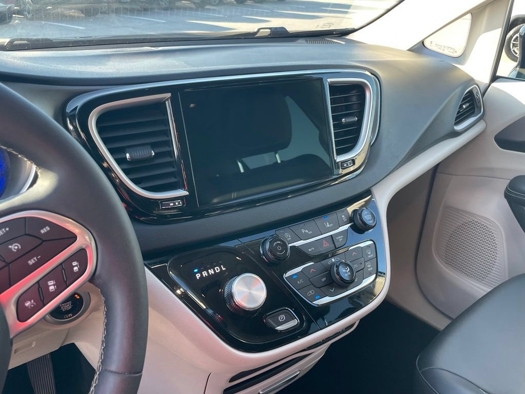 Used 2024 Chrysler Pacifica Touring-L FWD image 15