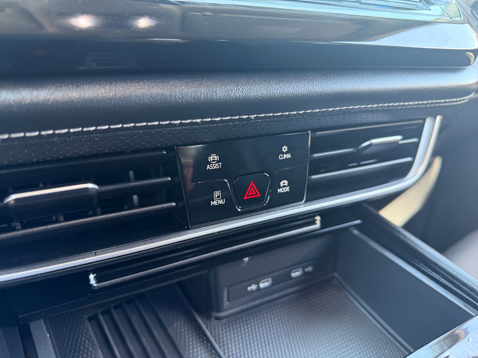 Used 2025 Volkswagen Atlas SE FWD image 12