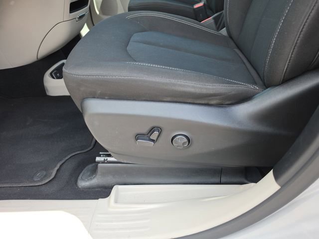 Used 2023 Chrysler Voyager LX FWD image 17