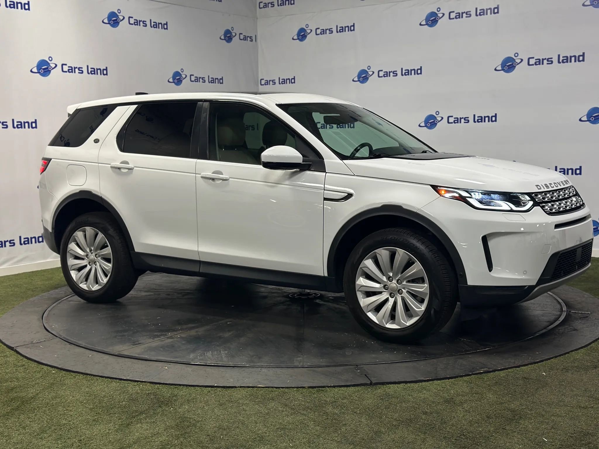 Used 2021 Land Rover Discovery Sport SE image 2
