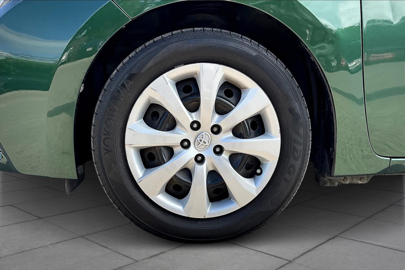 Used 2015 Toyota Corolla LE FWD image 11