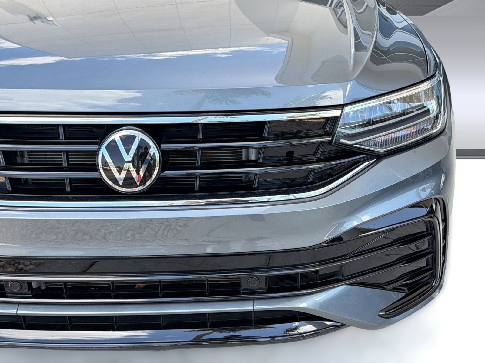 Used 2023 Volkswagen Tiguan SE R-Line image 11