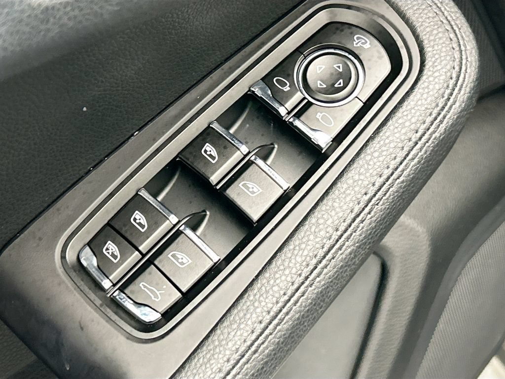 Certified 2024 Porsche Macan AWD/4WD image 23