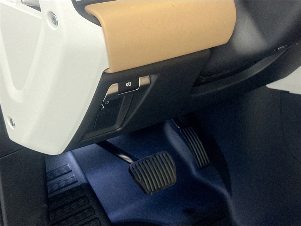 New 2026 Land Rover Defender 130 X-Dynamic SE image 10