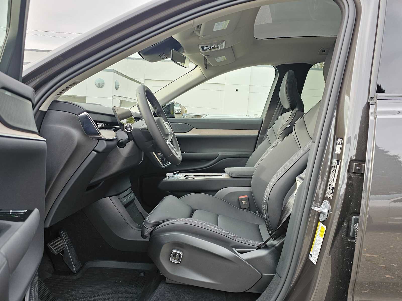 New 2025 Volvo EX90 Plus w/ Protection Package Premier AWD/4WD image 18