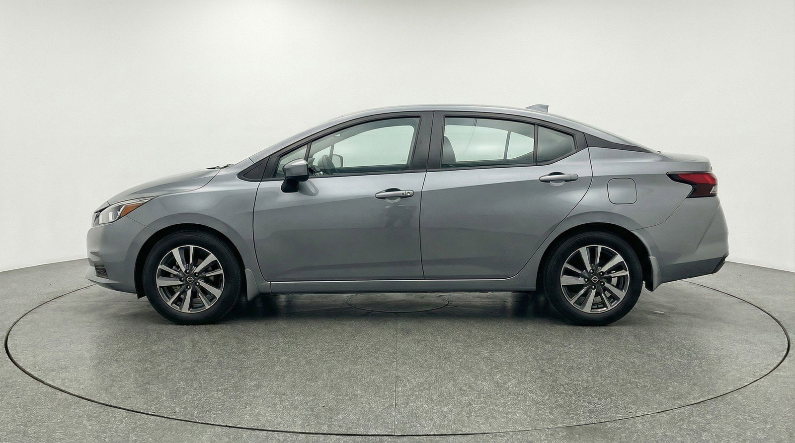 Used 2025 Nissan Versa SV image 5