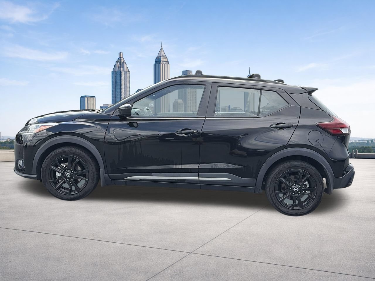 Used 2022 Nissan Kicks SR w/ Interior Electronics Package FWD image 2