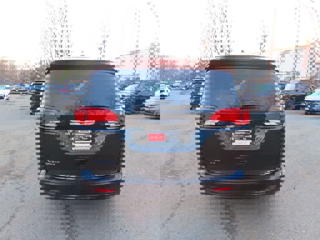 Used 2023 Chrysler Voyager LX image 5