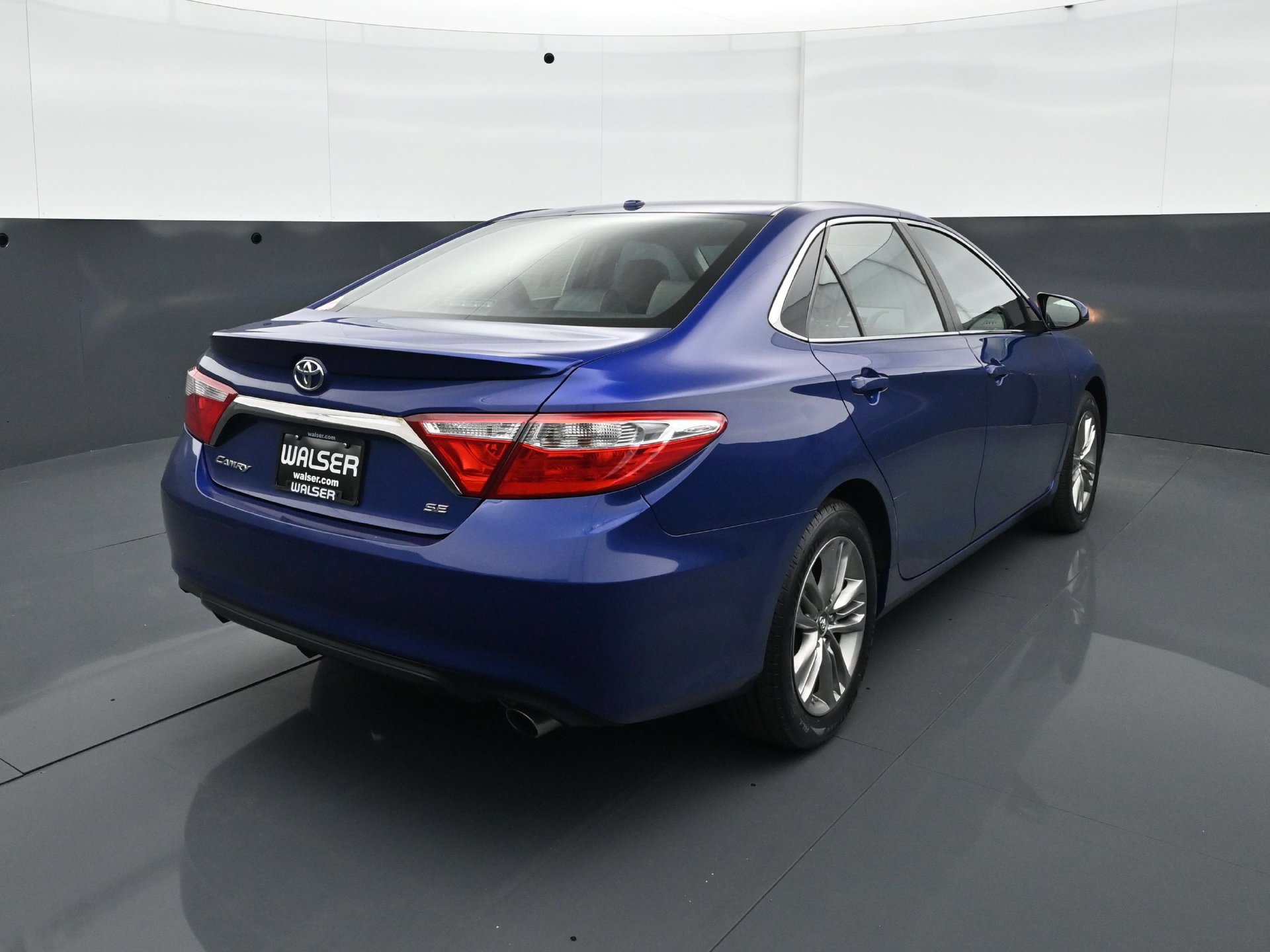 Used 2016 Toyota Camry SE w/ Moonroof Package FWD image 6