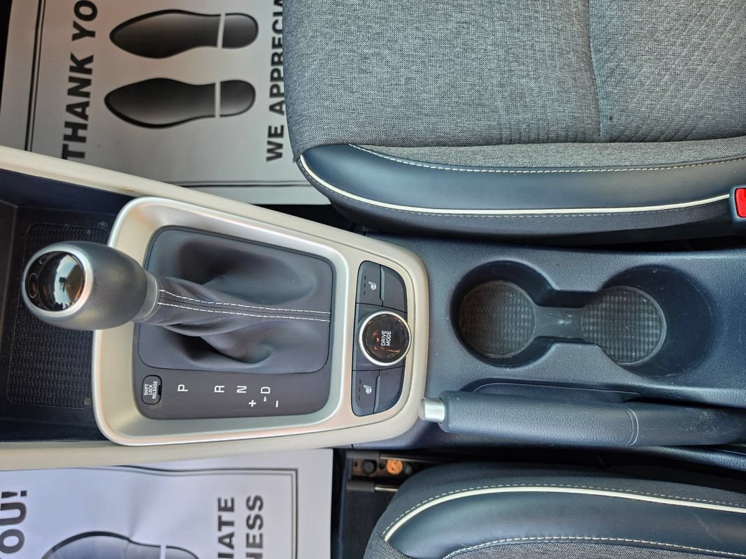 Used 2022 Hyundai Venue Limited FWD image 11