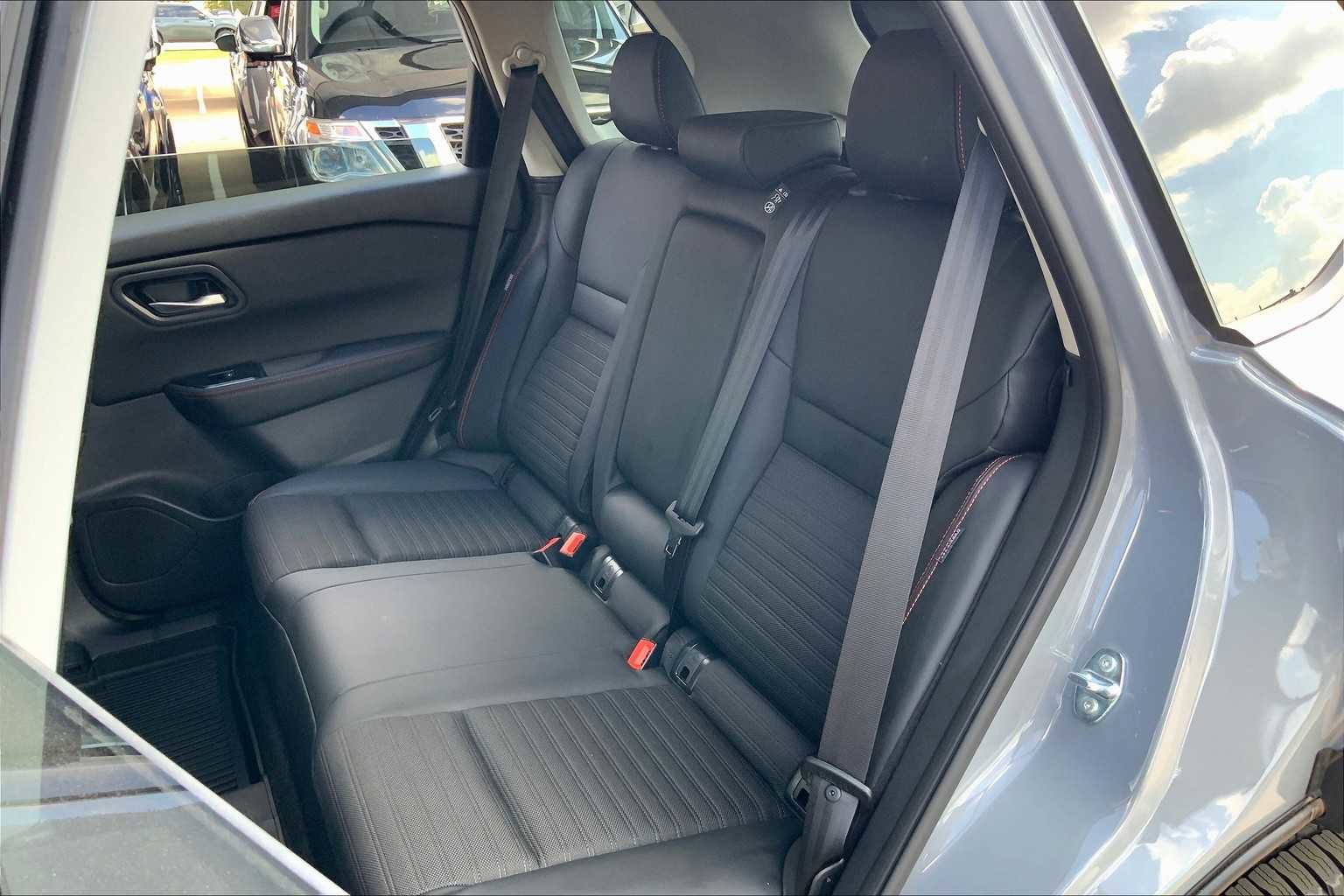 Certified 2025 Nissan Rogue SV image 17