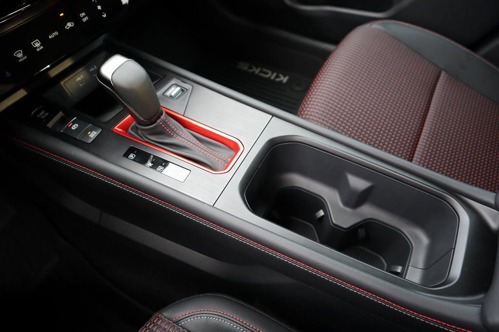 New 2025 Nissan Kicks SR FWD image 17