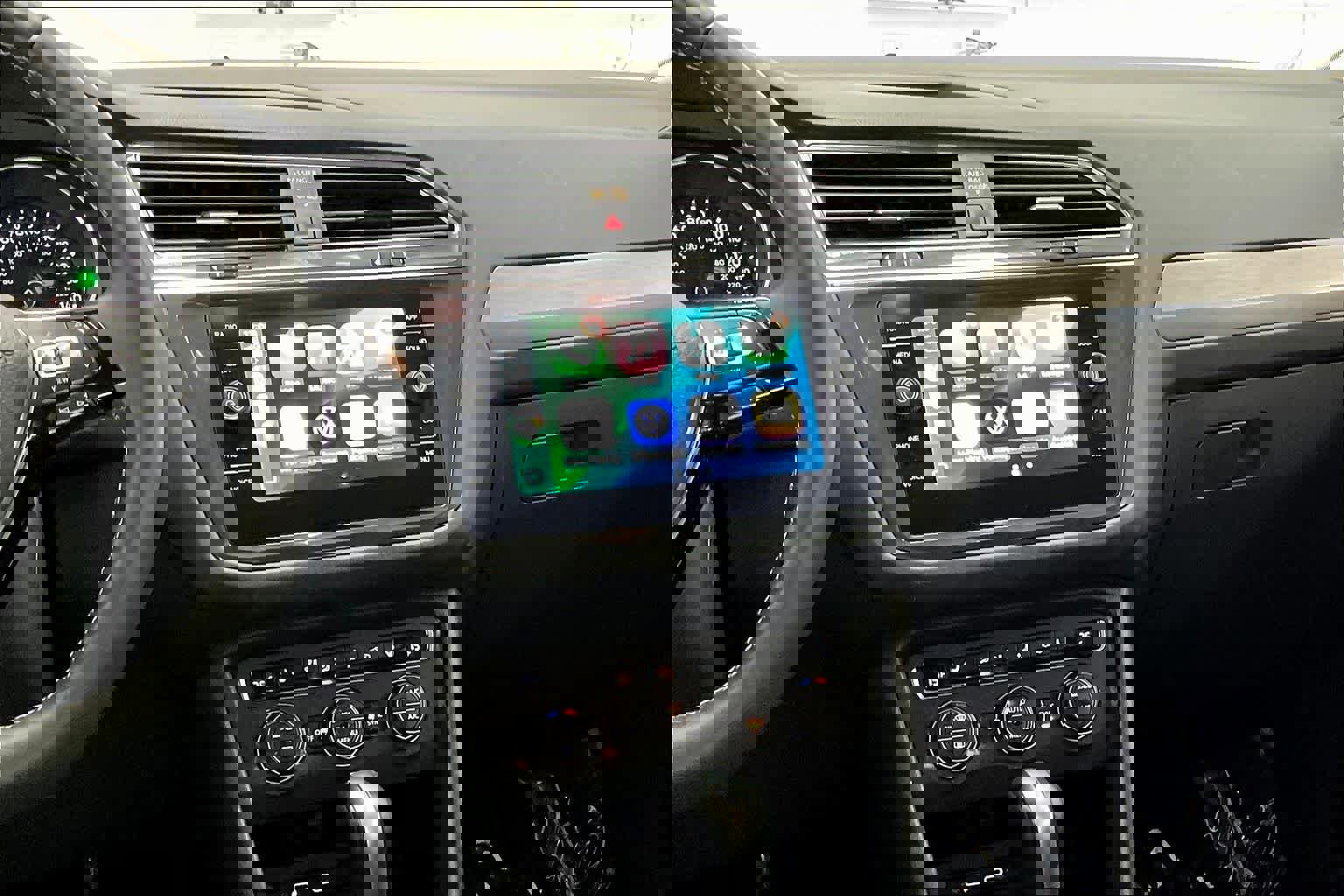 Used 2021 Volkswagen Tiguan SE image 9