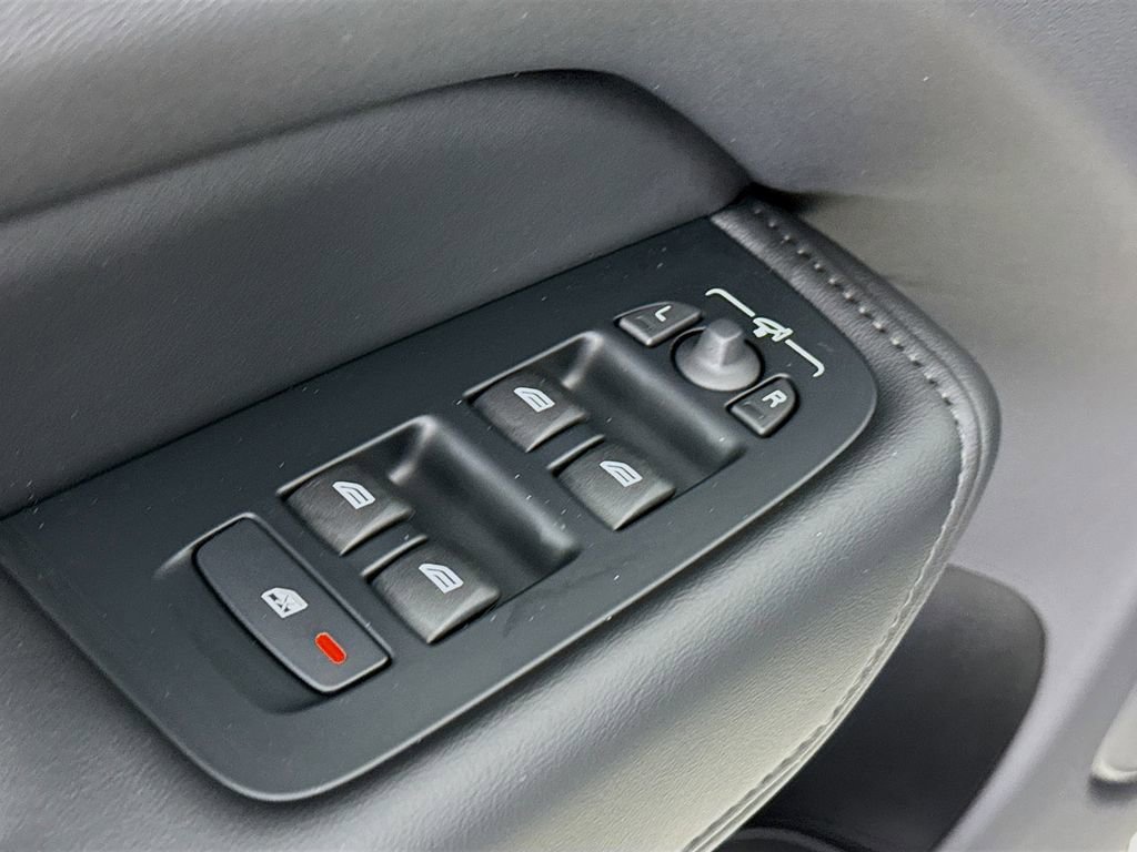 Used 2025 Volvo XC60 B5 Core AWD/4WD image 17