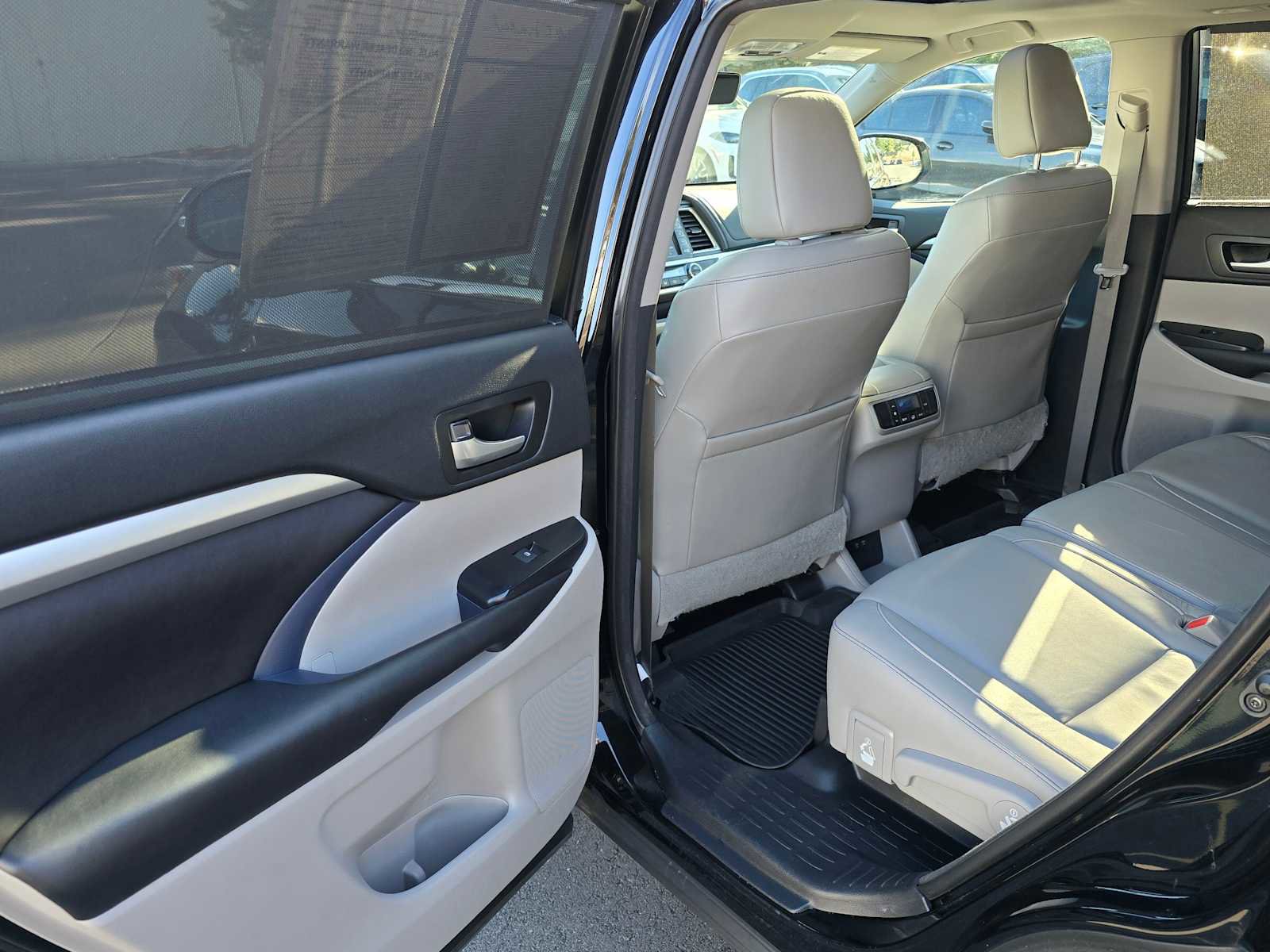 Used 2017 Toyota Highlander XLE image 16