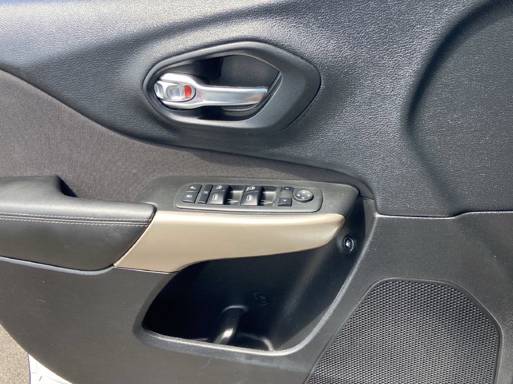 Used 2018 Jeep Cherokee Latitude w/ Safety Group FWD image 17