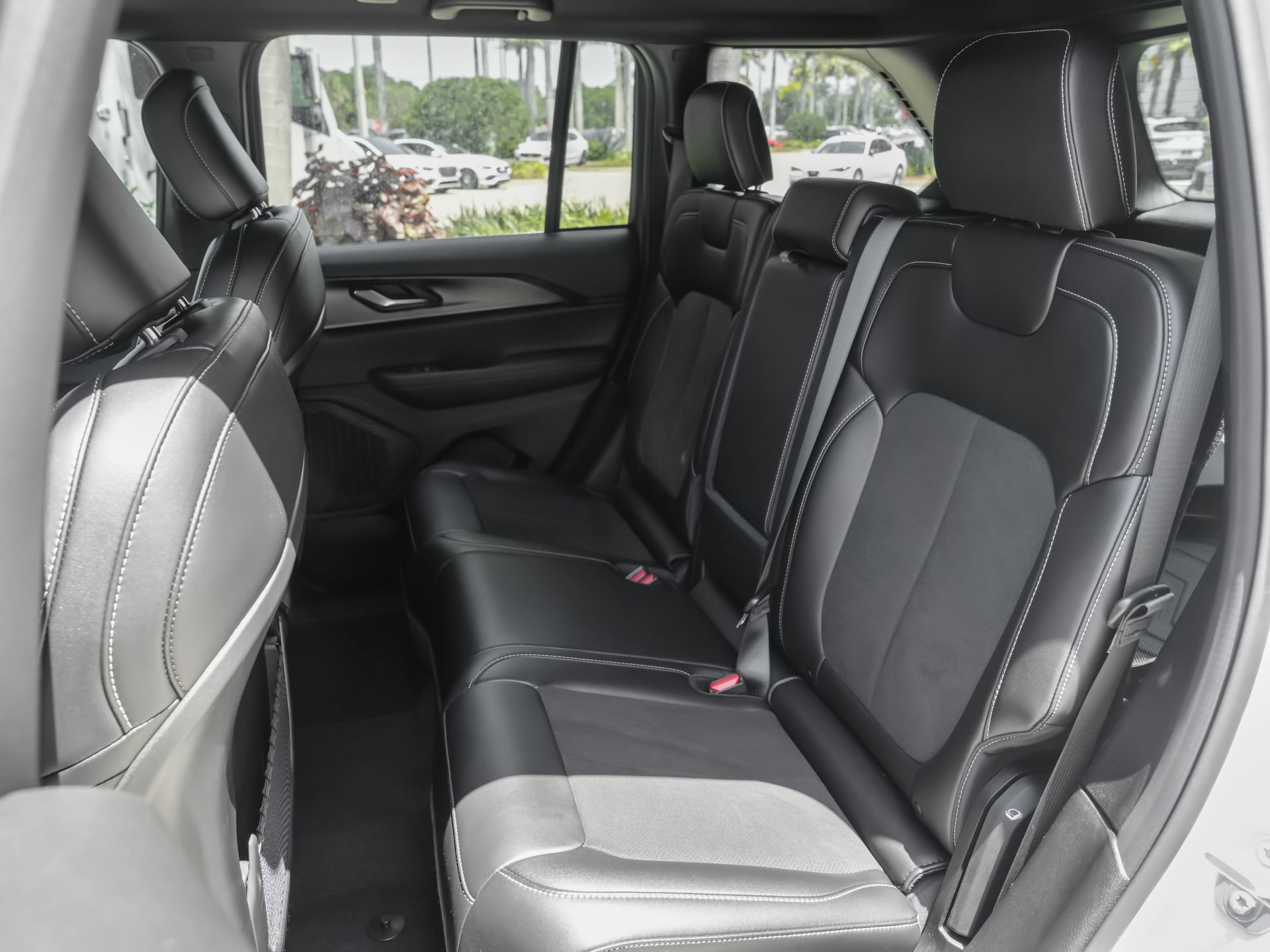 Used 2025 Jeep Grand Cherokee Altitude RWD image 36