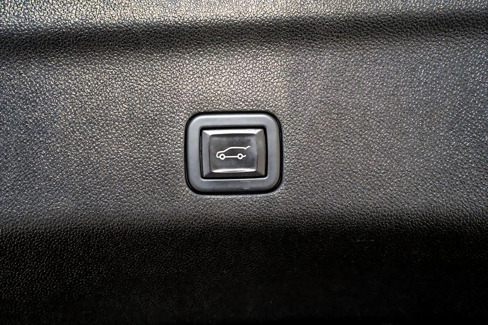 Used 2024 GMC Yukon XL Denali image 12